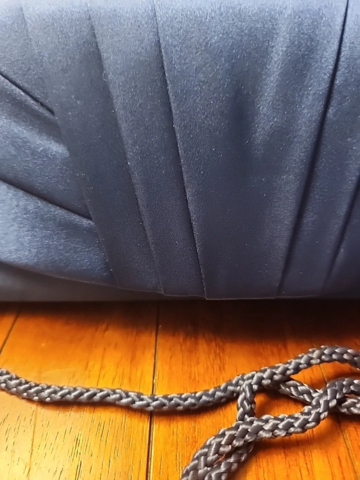 Bolso sin asas Jessica McClintock azul satinado de noche boda graduación fiesta usado en excelente estado Foto 3 de 4