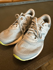 Zapatillas de running New Balance 520 para mujer gris claro con detalles amarillos talla 10