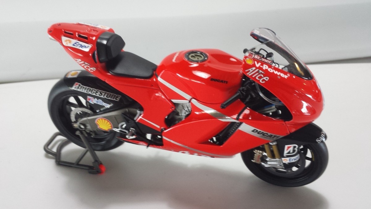 ミニチャンプス　1/12　ドゥカティ 　ストーナー 　フィギュア付 MINICHAMPS 1:12 Casey Stoner Ducati Diecast Car - 122080001