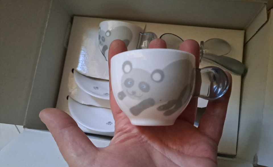 Set 2 tazzine con piattini e cucchiaini Guzzini serie Panda ceramica e plastica - Immagine 4 di 4