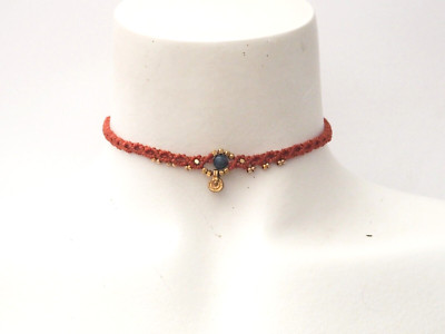 Gargantilla choker color rojo piedra lapislazuli y dije de latón y acero inox