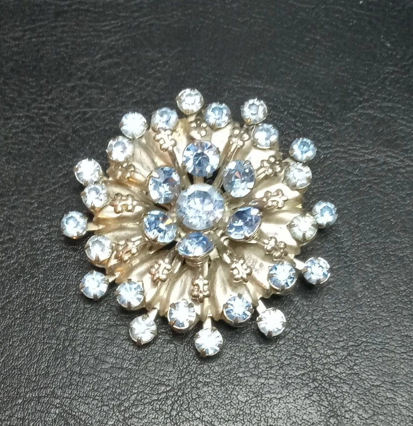 Light blue shop brooch