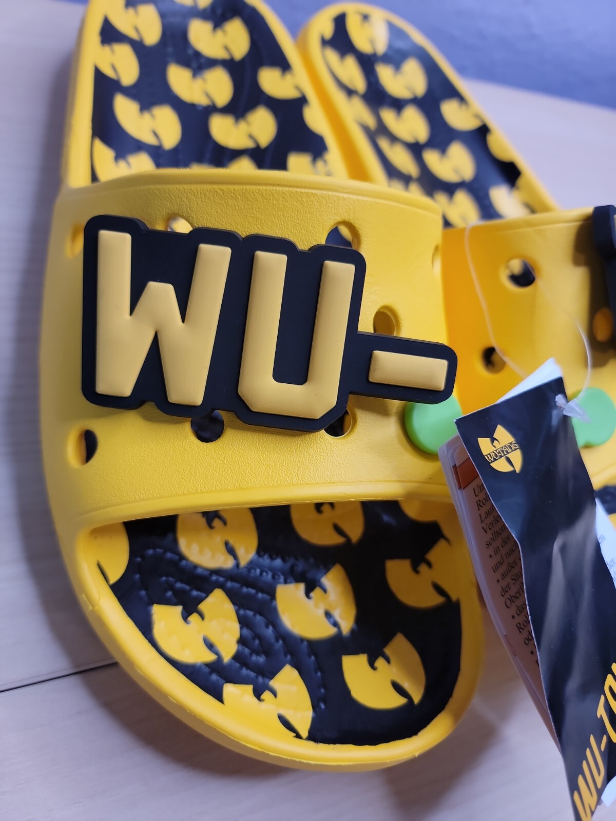 PANTOFOLA D’ORO Sandali Pantofole WU Tang Clan X Crocs Slides taglia M7 W9 gialli neri nuovi con etichette