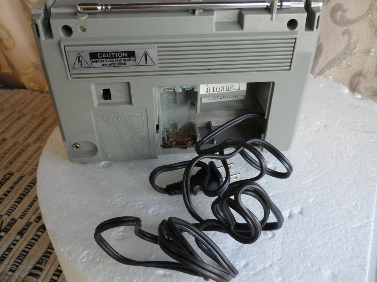 Vintage Sanyo RP 5230 2 Band AM/FM Radio AC/DC Great