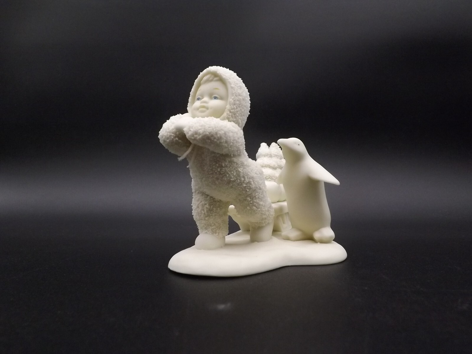Figurine Snowbabies 'Morse Au Secours' - Collection Noël, En Porcelaine Et Résine | Décoration De Table, Cadeau Collectionneur | Dimensions 10x11x19cm