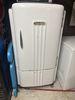 GE Refrigerator. Excellent Condition.