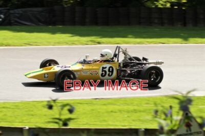 FOTO HSCC CADWELL PARK 5.6.21 TONY WALLEN NIMMT SEINEN LOTUS 59A DURCH DIE HALLE