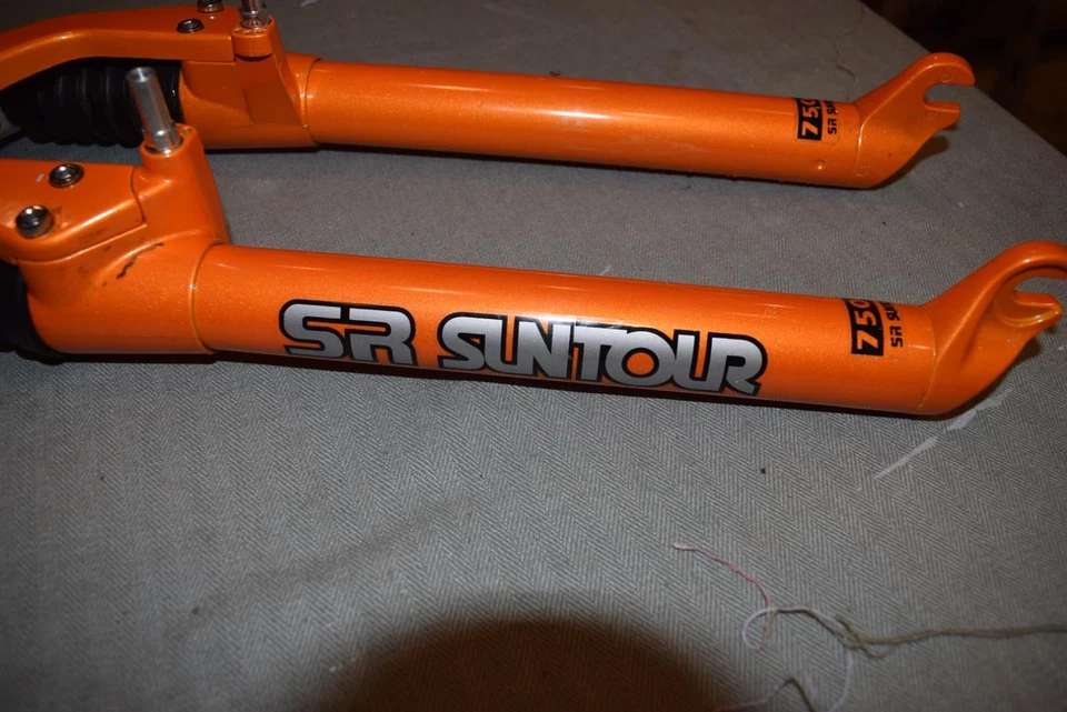 SR SUNTOUR mtb fork 26'' 1'' threadless 255 mm vintage 80mm traveler orange NOS - Image 4 of 4
