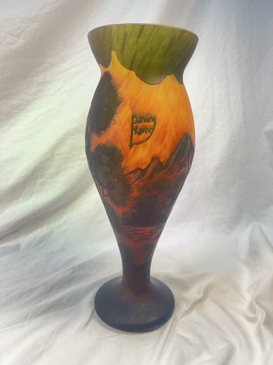Daum Frances製 
琥珀色の動物彫刻 Daum Nancy France Signed Cameo Art Glass Vase Early 20th