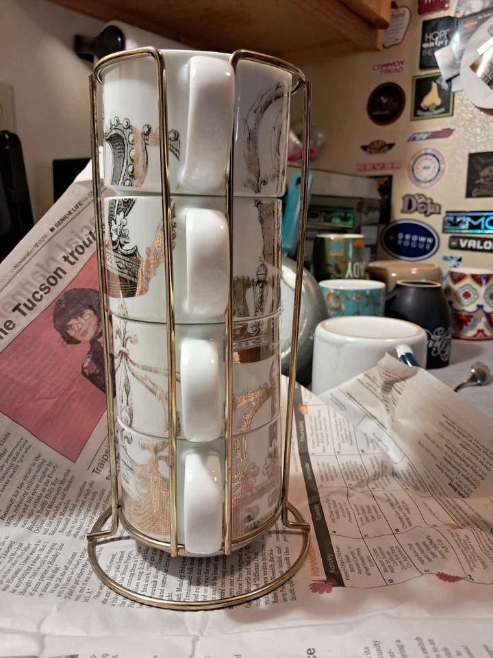 Pier 1 One Imports 4 tazas de té de café apilables blancas y doradas con estante de metal Foto 3 de 4