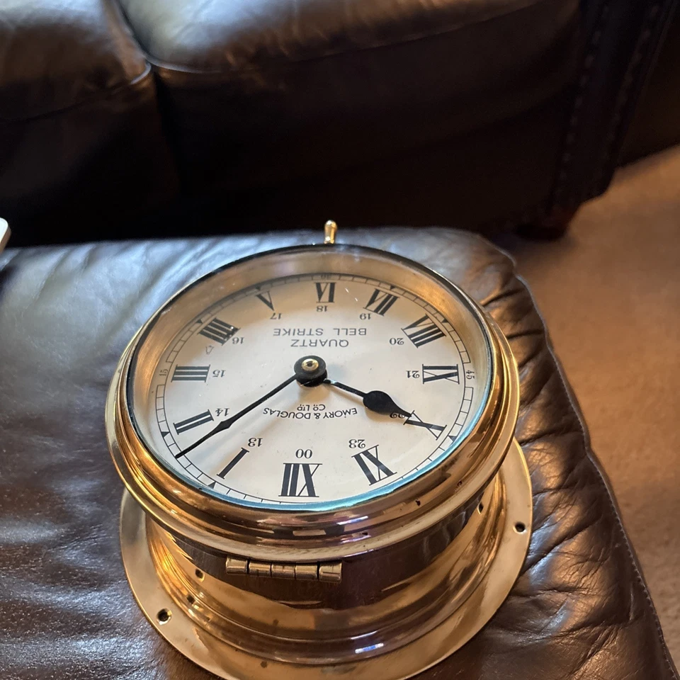 Antiguo reloj de barcos de latón. Emory & Douglas. Huelga de campana de cuarzo. Foto 4 de 4