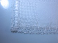 TOVAGLIA CENTROTAVOLA STRISCIA RETTANGOLARE BIANCA BORDO PIZZO CON AIDA RICAMO