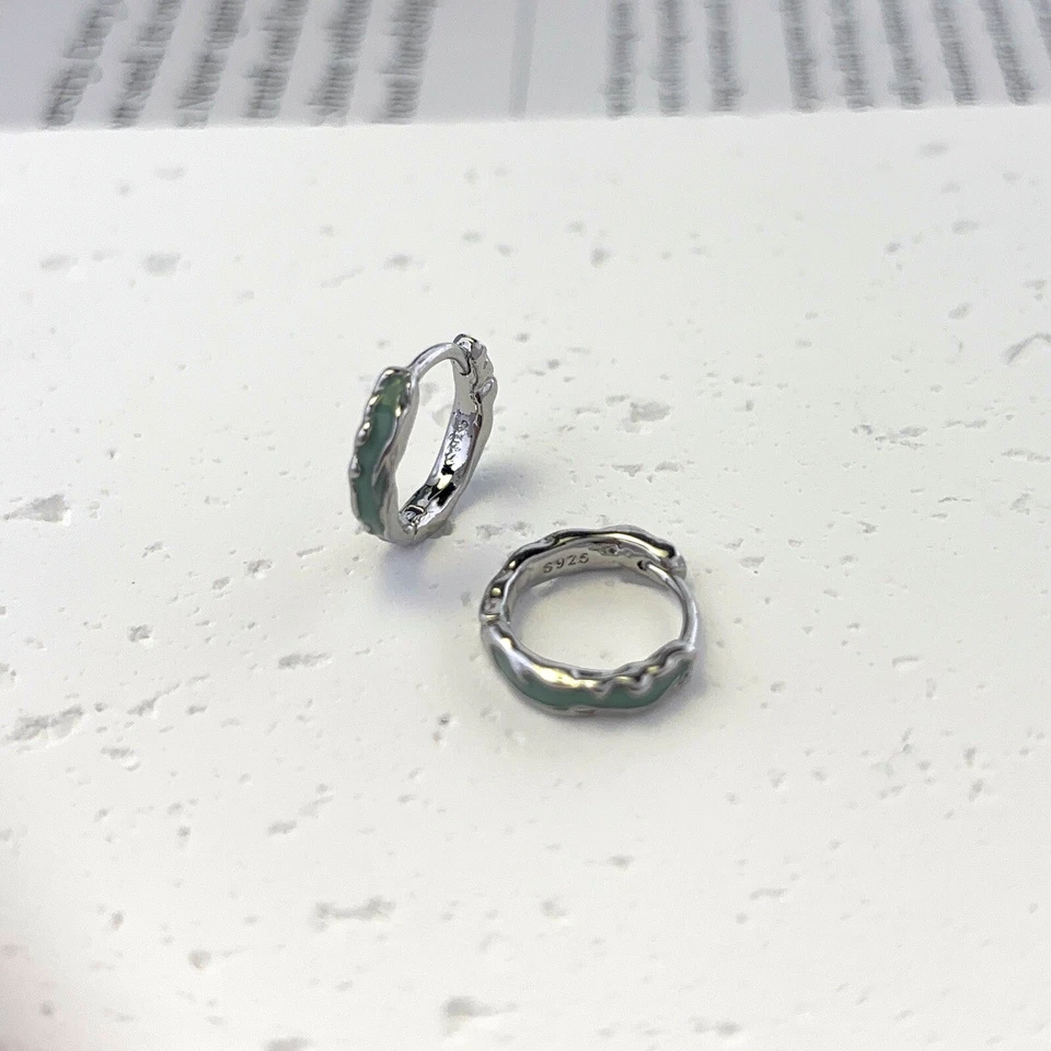 Pendientes de aro pequeños ondulados verdes de 13 mm para hombre mujer, pendientes unisex de ropa de calle Foto 3 de 4