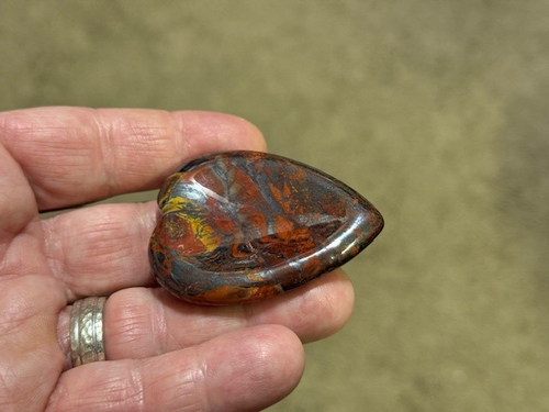 MAGNIFICENT COLORS! HEART SHAPED WORRY STONE MADE FROM TIGER IRON !!! - Picture 5 of 16