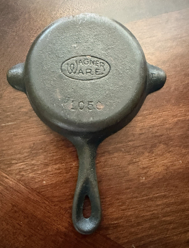 Vintage Wagner Ware Cast Iron Skillet Pan, Ashtray or Spoon Rest. Marked 1050
