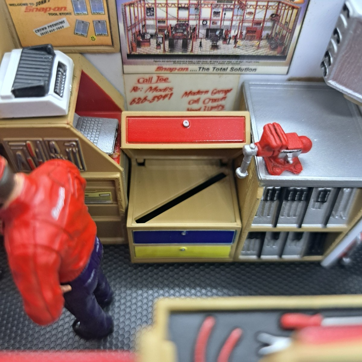 Snap-on Diecast Mini Car Tool Set Mechanic Figure Rare 1:32 Scale