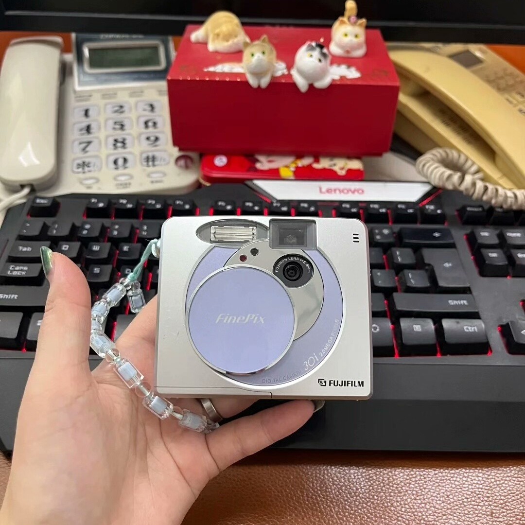 Fujifilm FinePix 30i Digital Camera 2.0 MP Built-in Flash with