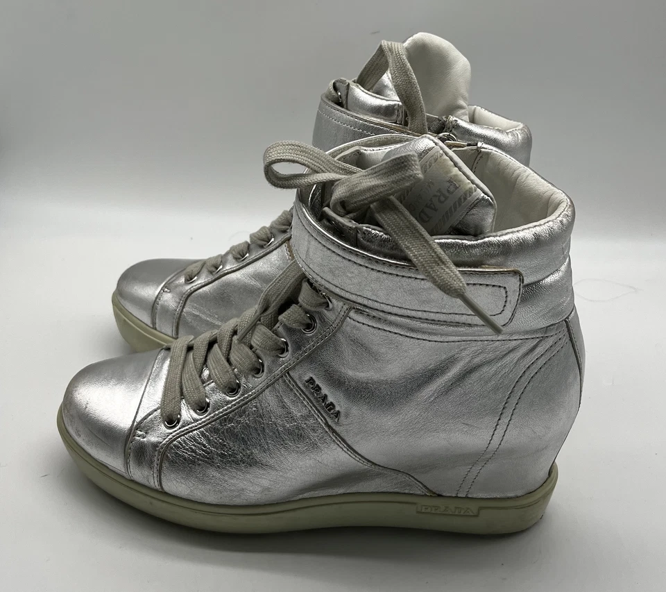 Zapatilla deportiva Prada plateada metálica con cuña con cremallera interior + cierre de gancho/bucle talla 38 Foto 3 de 4