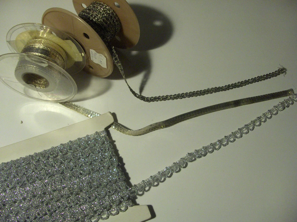 30 MT LOTTO PASSAMANERIE VINTAGE COLOR ARGENTO FONDO MAGAZZINO VEDI INFO - Immagine 2 di 4