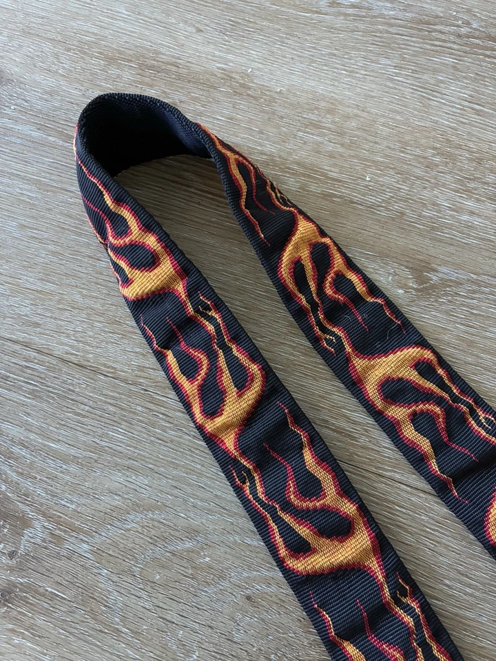 🔥 Correa para Guitarra Planet Waves D’Addario - Patrón Llamas Ajustable Negro/Rojo Foto 2 de 4