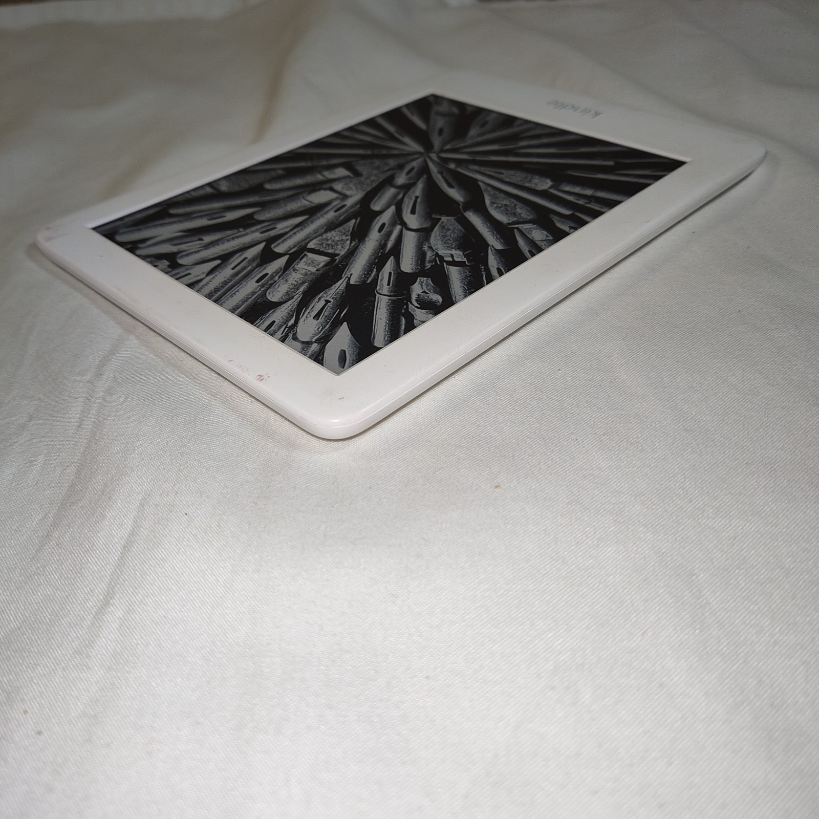 Amazon Kindle 10th Gen J9G29R. Turns On. READ