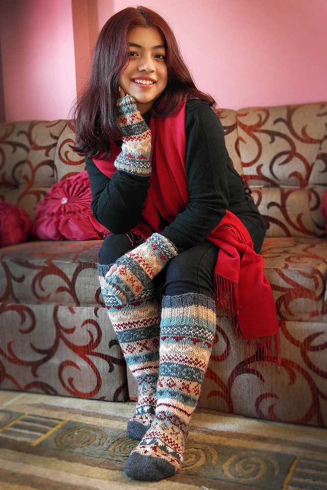 Calcetines hasta la rodilla de lana color mezclado crema, gris y granate, calcetines regalo Navidad Foto 2 de 4