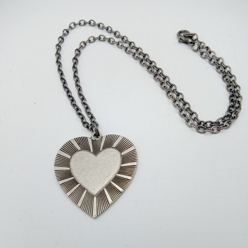Large heart pendant necklace embossed lines Vintage-silver tone on black chain - Picture 2 of 8