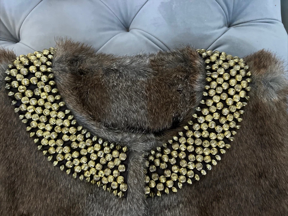 Chaleco Gianni Bini de piel sintética con cuello dorado - Talla XS ($49) Foto 2 de 4