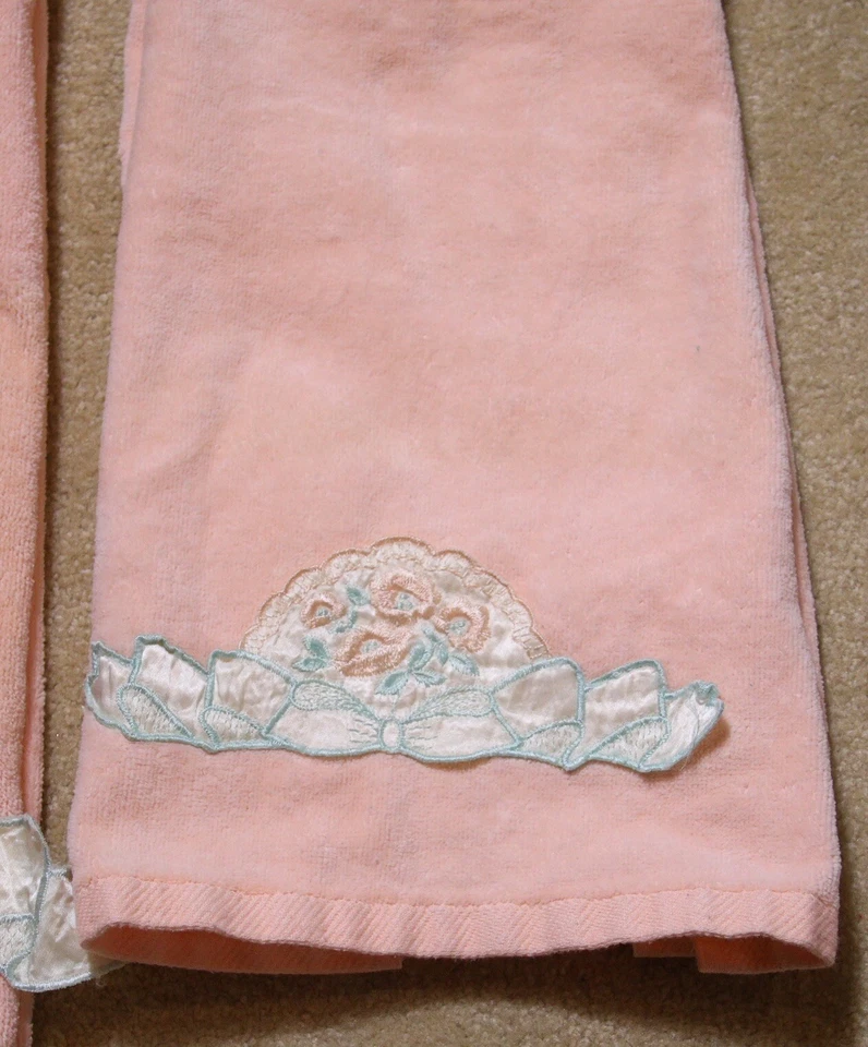 Juego de 2 toallas de baño adornadas melocotón floral satinado caballero sábado vintage Foto 3 de 4