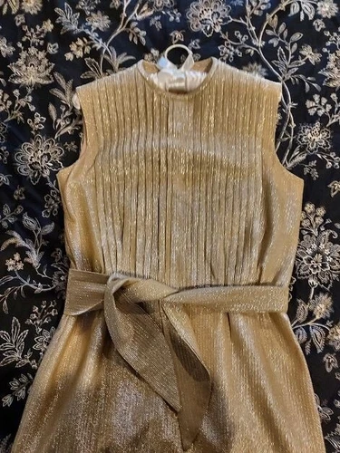VA-VA-VOOM! CHECK OUT THIS VINTAGE 1960s GOLD LAME COCKTAIL DRESS APPROX SIZE 10