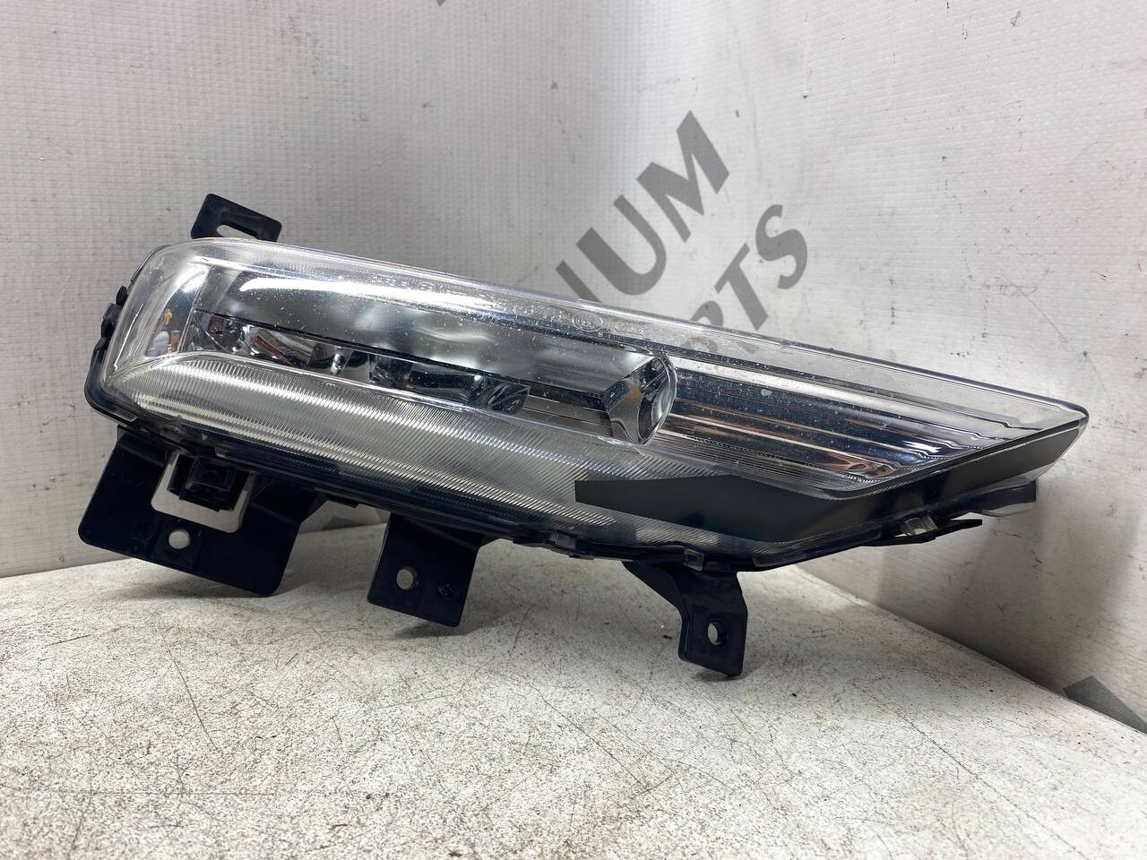 Infiniti Qx80 Fog Light Left Driver 2018 2019 90067651 LED OEM for  