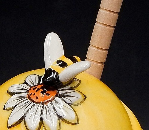Tarro de miel Blue Sky Clayworks con tapa de abeja y cucharón de madera 2020 - Imagen 6 de 8