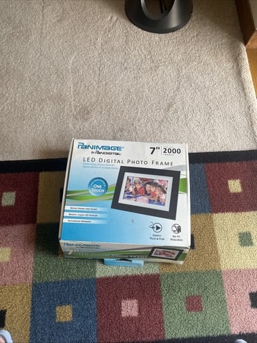 Pandigital PAN7001W01 7" Digital Picture Frame