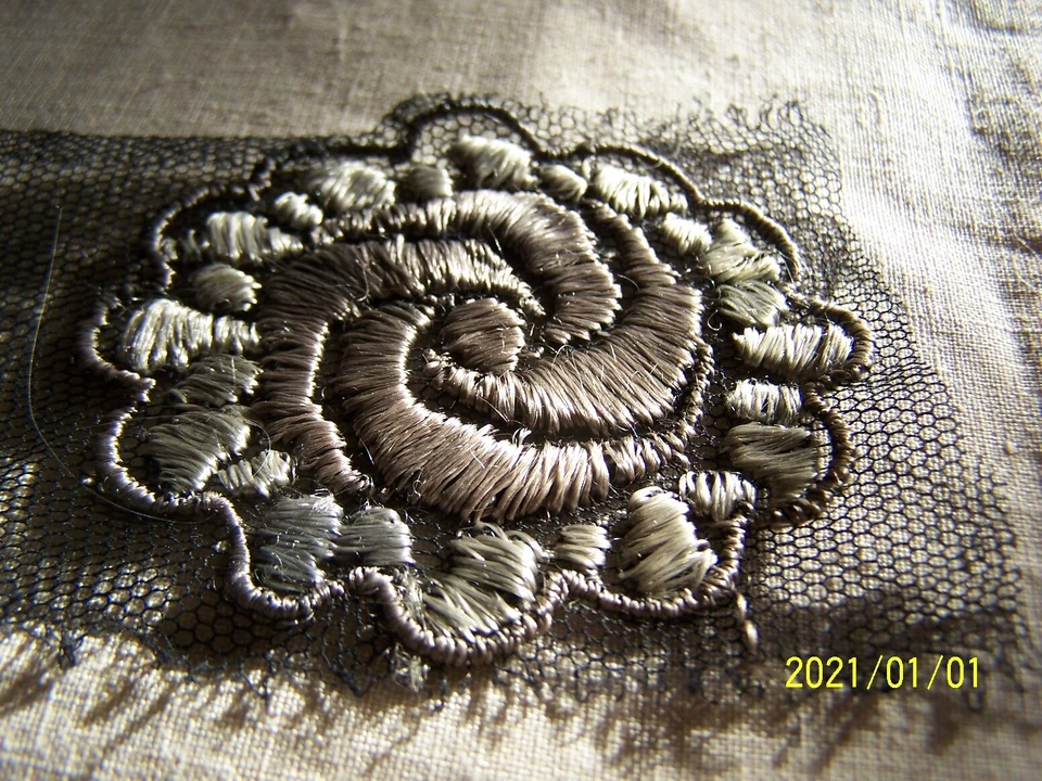 Ancienne application au fil de soie sur tulle. Couleur gris et marron. N°55 - Photo 2/3