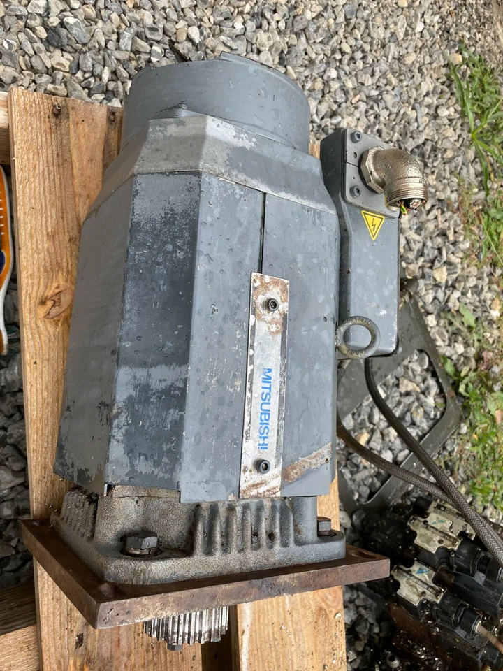 MOTOR HUSILLO MITSUBISHI AC TIPO SJ-N SACADO DE UN TORNO HITACHI SEKI SC05 Foto 2 de 4