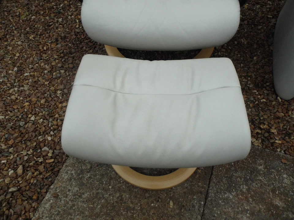Stressless Suite 2 Chairs with Footstools and 3-Seater Sofa in Cream Leather - Image 3 of 4
