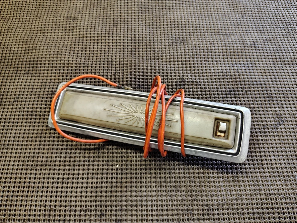 Luz interior de carga trasera ejecutiva Pontiac Bonneville Catalina 1969-70 8732781 Foto 2 de 4