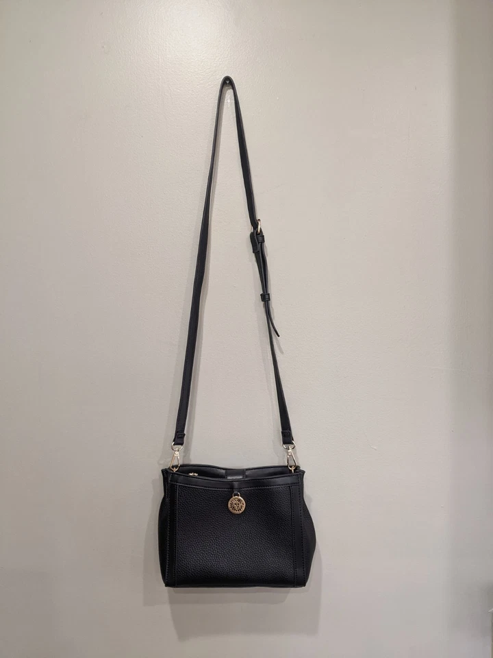Cartera Bandolera Anne Klein Negra con Correa Ajustable y Acentos Dorados Nueva Foto 2 de 4