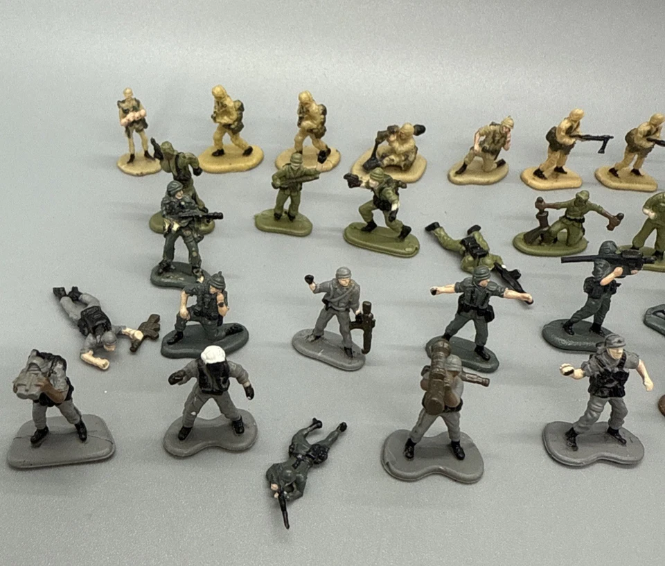LOTE de 38 Micro Máquinas de Colección Soldados de Juguete Figuras de Acción Militares Galoob Foto 2 de 4