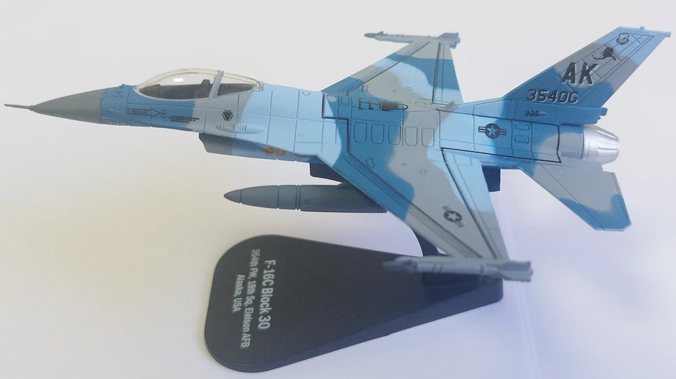 Aviones de combate F-16C Block 30 354th FW Eielson 1/100 Diecast Italeri Foto 2 de 4