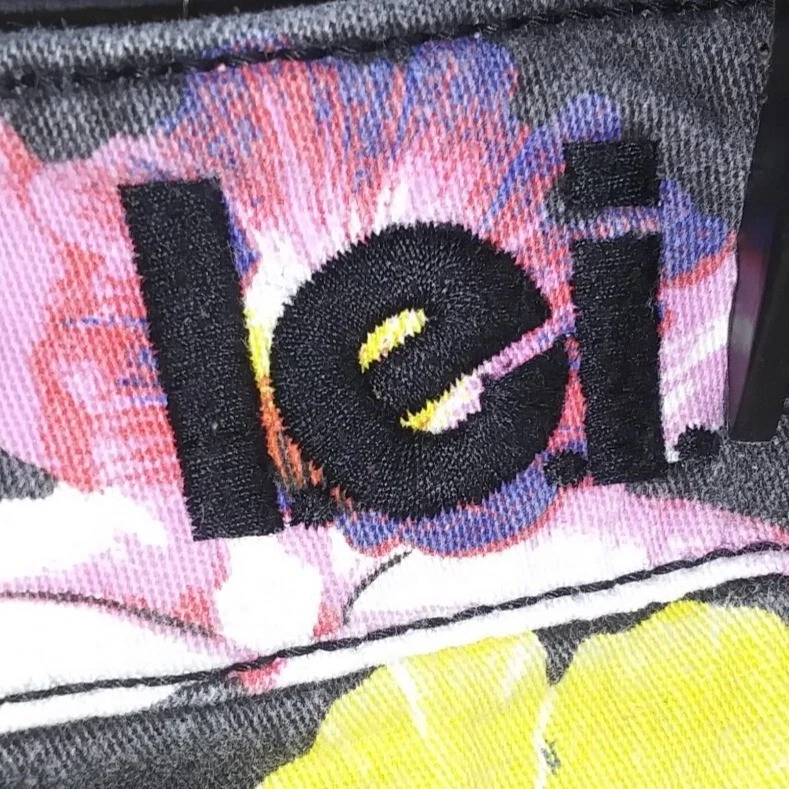 LEI Junior Women Yellow/ Pink Lowrise Cuffed Hawaiian Print Shorts Size 9 - Image 3 of 4