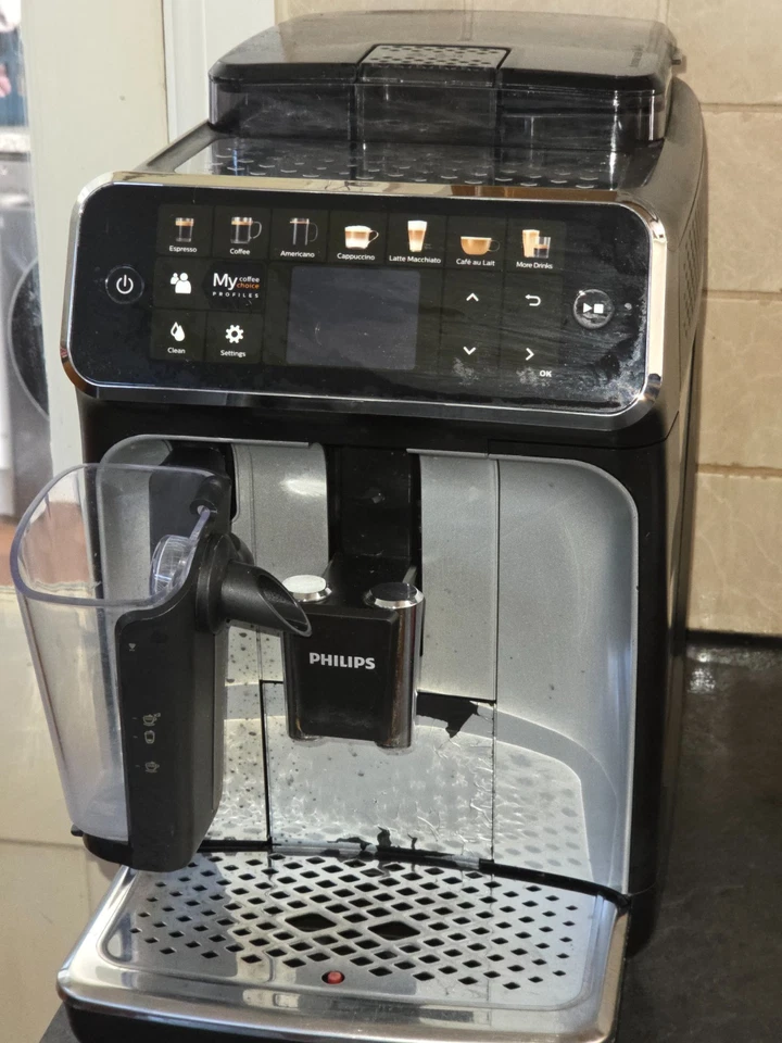 Philips Series 5400 Bean-to-Cup Coffee Machine LatteGo Frother Black/Silver, photo 1 of 3