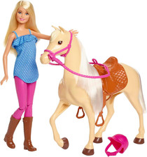 - Playset Bambola E Cavallo, Include Una  Snodata Bionda Con Il Caschetto E Il S