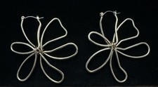 gold-tone wire frame flower hoop earrings