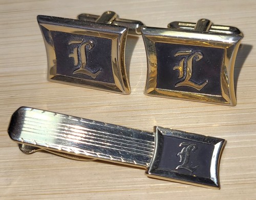 Set gemelli e fermacravatta HICKOK USA vintage nero e oro lettera L usati - Foto 1 di 11
