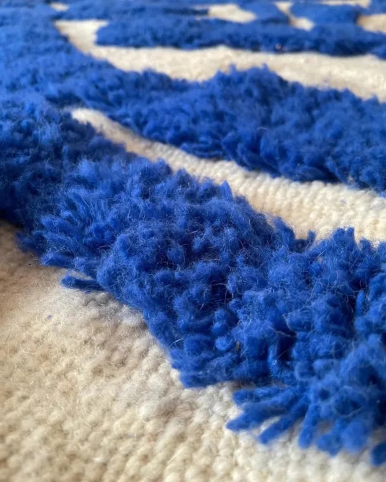 Alfombra Marroquí Azul Blanco Bereber Hecha a Mano Lana Mechonada Beni Ourain Alfombra Personalizada Foto 4 de 4