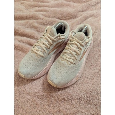Brooks Ghost Max (light pink) Running Shoes Women's Size 10 Med (B)