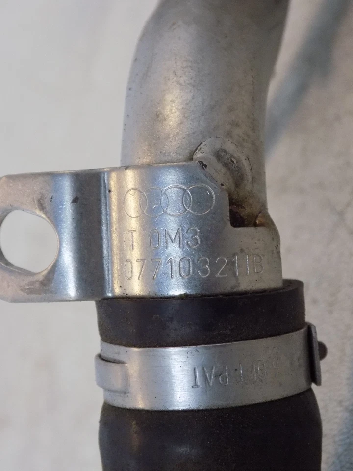 04-07 Manguera de tubo de ventilación del cárter del motor Audi A8 Quattro OEM 077103211B Foto 4 de 4