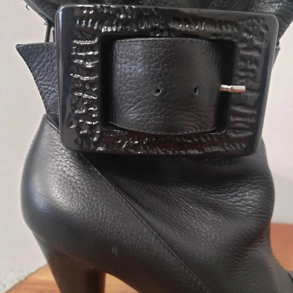 Botas femininas de salto de couro Bakers Jezebel TAMANHO 6M bruxa gótica fivela de Halloween  - Imagem 2 de 4