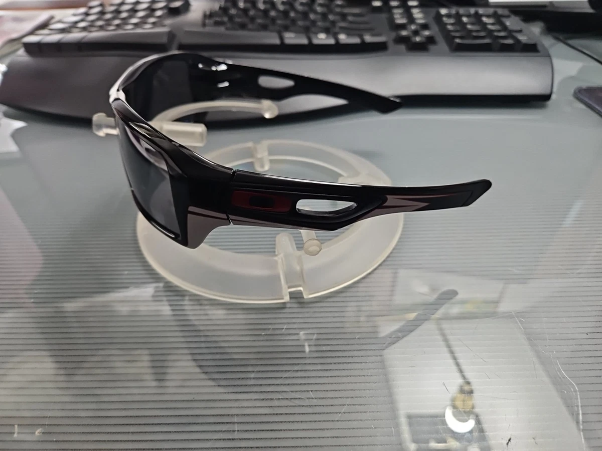 Preços baixos em Óculos de Sol Polarizado Oakley Eyepatch 2 para